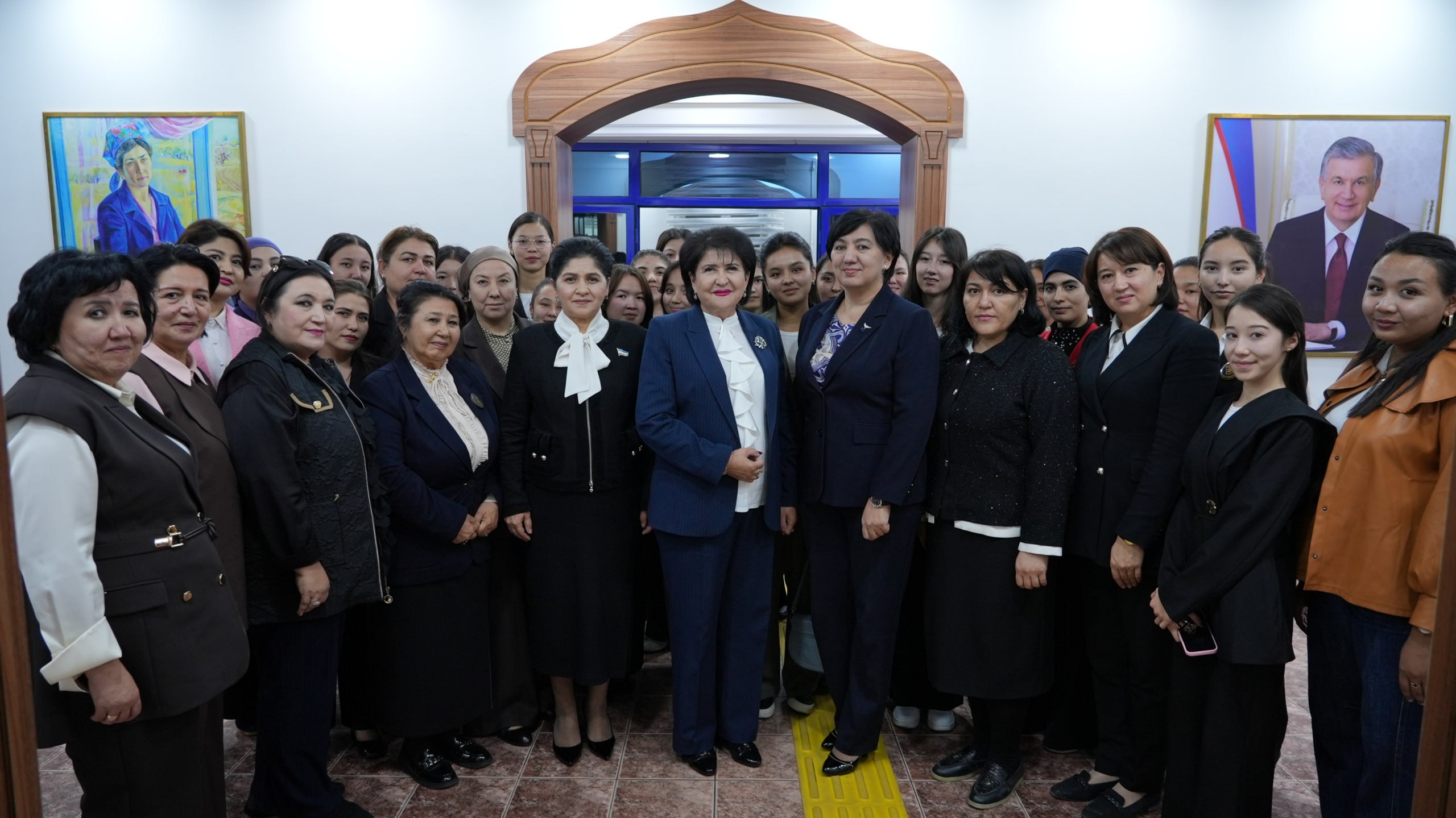 Senator talaba-qizlar bilan ochiq muloqot o‘tkazdi